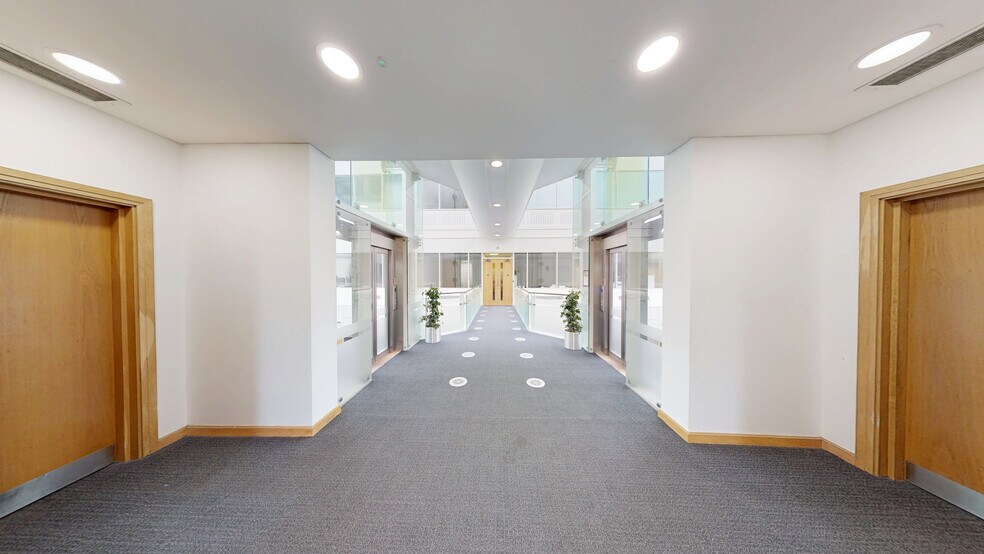 More Photos Of 2 Arlington Sq, Bracknell Coworking Space