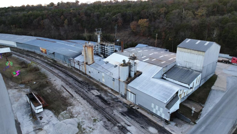 More Photos Of 150 Royal Oak Rd, Branson Distribution For Sale