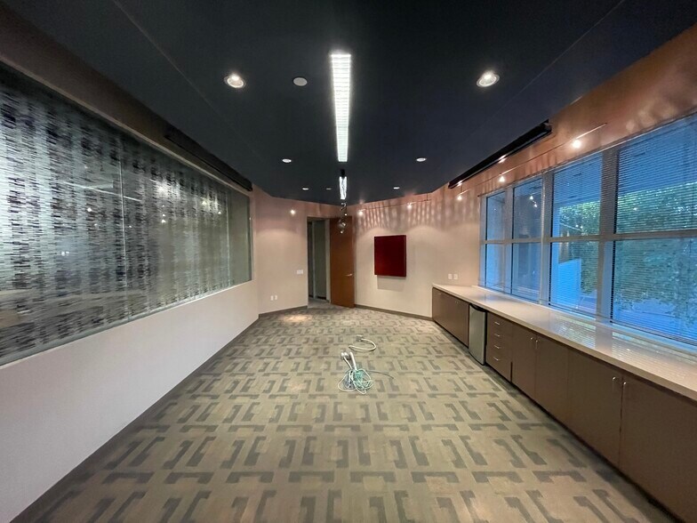 More Photos Of 26010 Mureau Rd, Calabasas Office For Sale