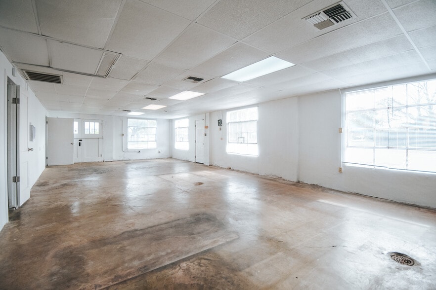 More Photos Of 305 N Laurent St, Victoria Flex For Lease