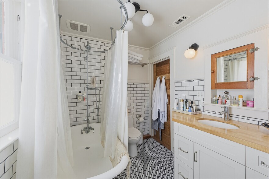 More Photos Of 218 Horizon Ave, Venice Multifamily For Sale