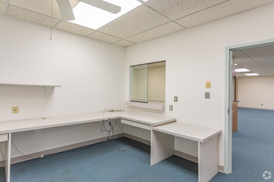 More Photos Of 2 Colgate Dr, Forest Hill Medical For Lease