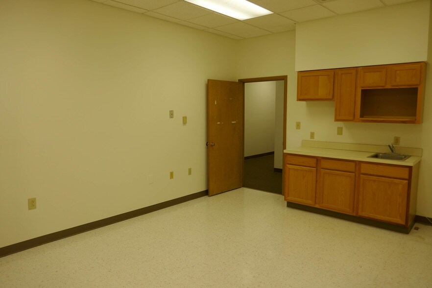 More Photos Of 10427 Cogdill Rd, Knoxville Light Distribution For Lease