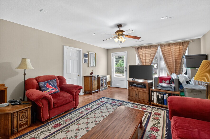 More Photos Of 638 Main St, Columbia Office For Sale