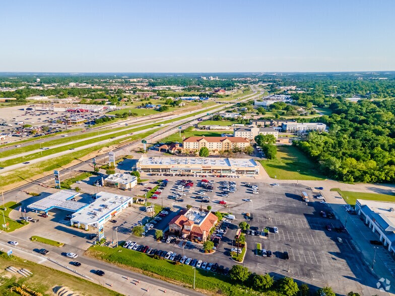 More Photos Of 2916 N US Highway 75, Sherman Storefront For Lease