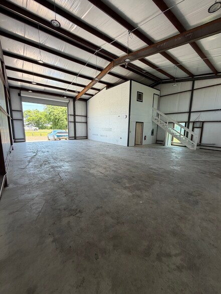 More Photos Of 4072 Old Lorena Rd, Lorena Light Manufacturing For Lease