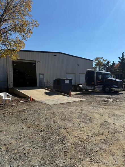 More Photos Of 10020 Industrial Dr, Pineville Warehouse For Lease