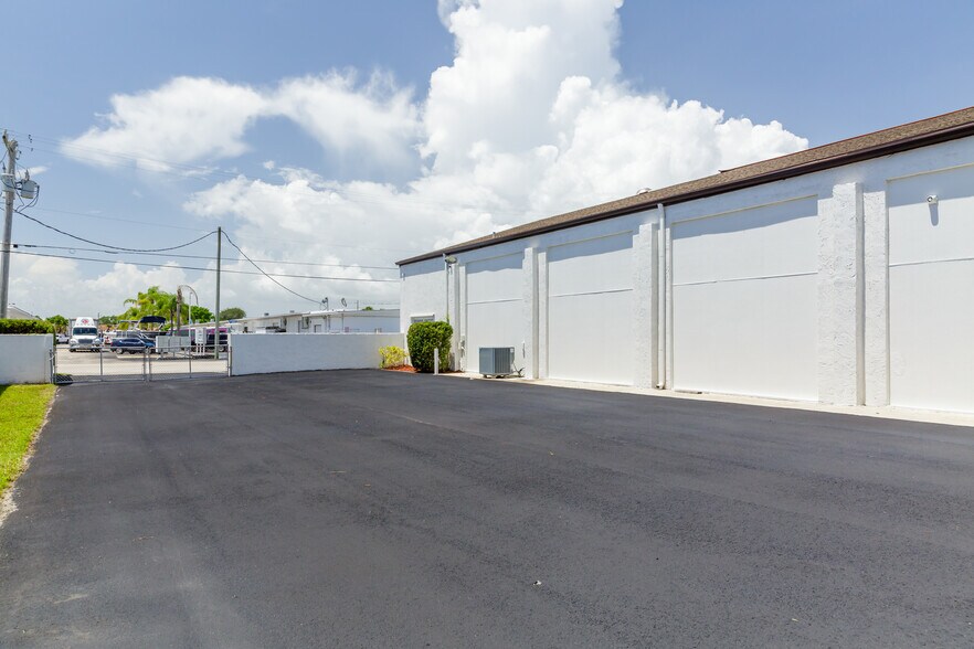 More Photos Of 128 Tomahawk Dr, Indian Harbour Beach Warehouse For Sale