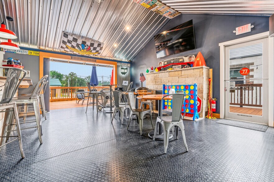 More Photos Of 21 W Canal St, Navarre Restaurant For Sale