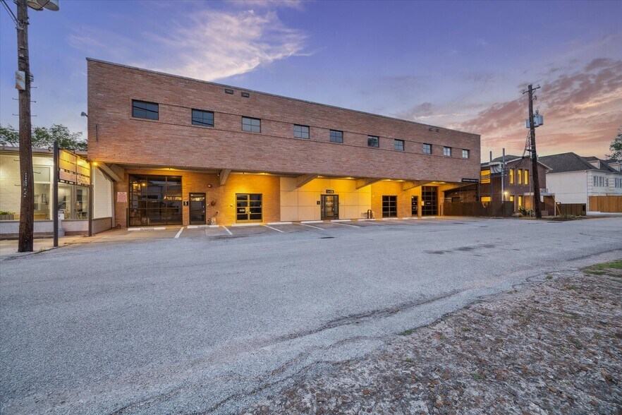 More Photos Of 2422 Bartlett St, Houston Loft Creative Space For Lease