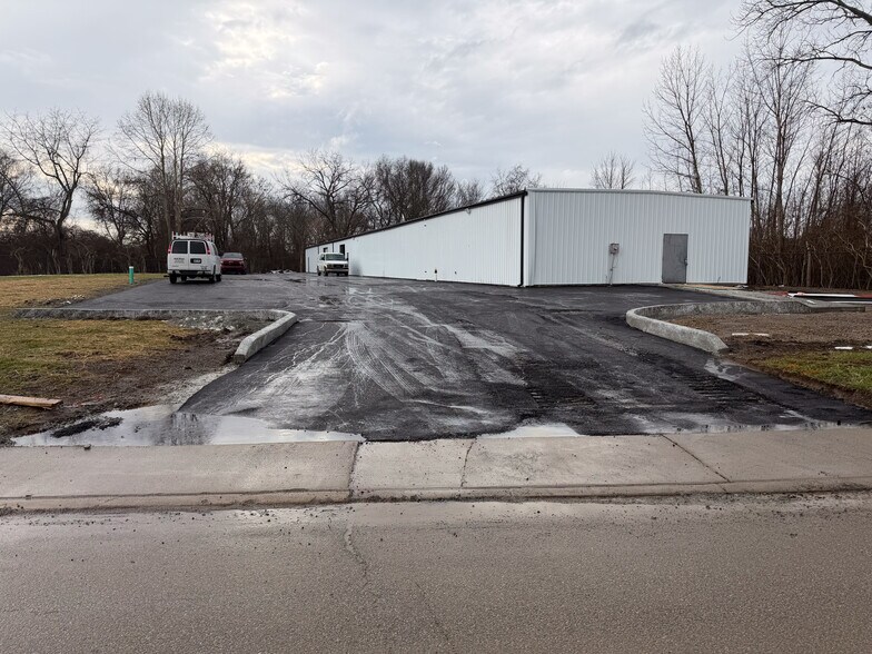 More Photos Of 325 Harmon Ave, Lebanon Industrial For Lease