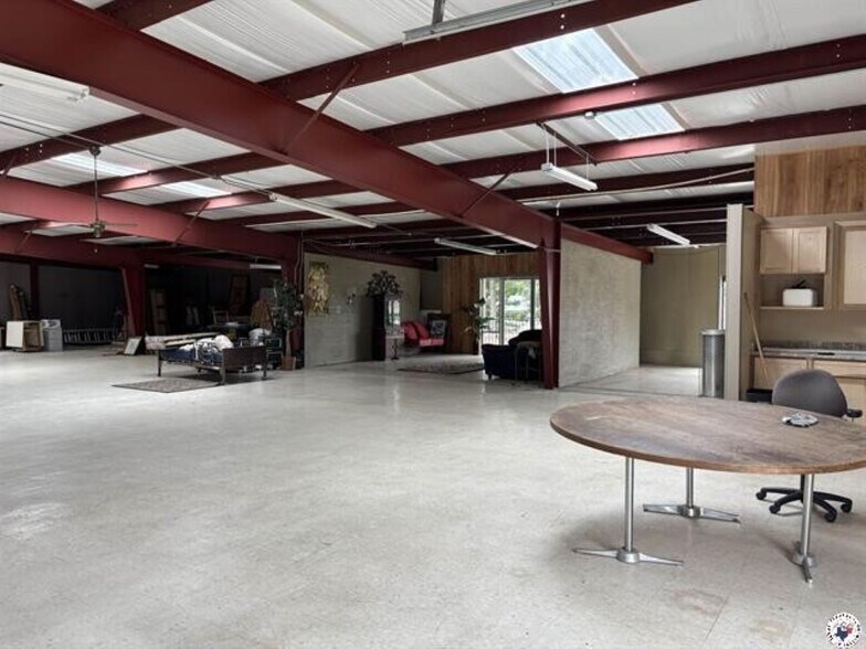 More Photos Of 4210 E 9th St, Texarkana Freestanding For Sale