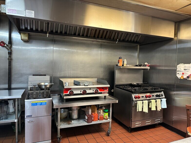 More Photos Of 844 Secretary Dr, Arlington General Retail For Lease