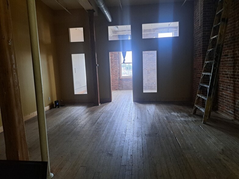 More Photos Of 1319 Washington Ave, Saint Louis General Retail For Sale