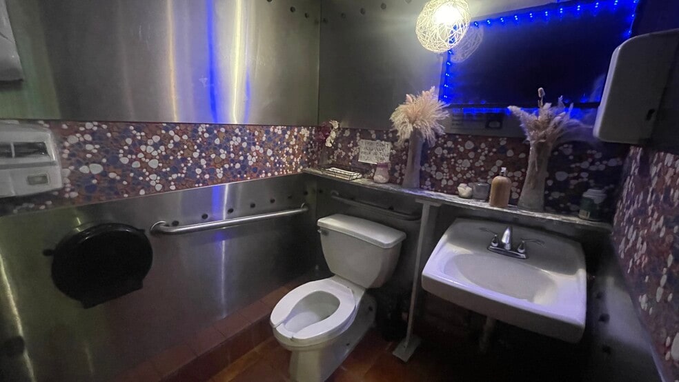 More Photos Of Manhattan Avenue Ave @ Norman Avenue, Brooklyn General Retail For Lease