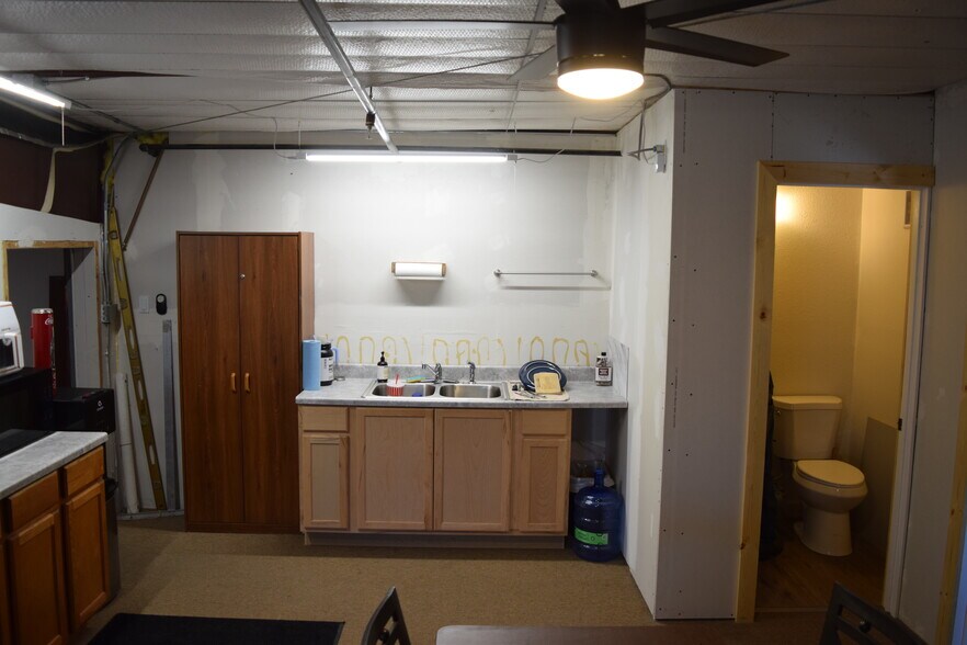 More Photos Of 520-536 W 66th St, Loveland Light Manufacturing For Sale