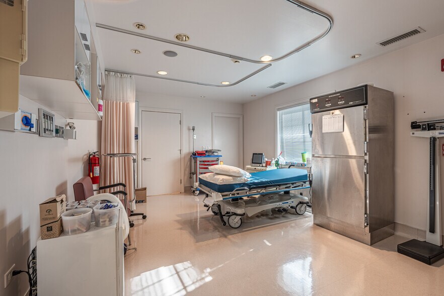 More Photos Of 330 W Frontage Rd, Northfield Medical For Lease