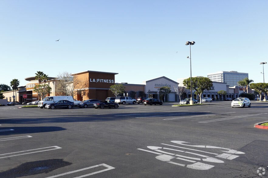 More Photos Of 21470-21500 Victory Blvd, Woodland Hills General Retail For Lease