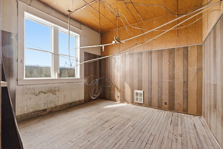 More Photos Of 100 W Central Ave, Comanche General Retail For Sale