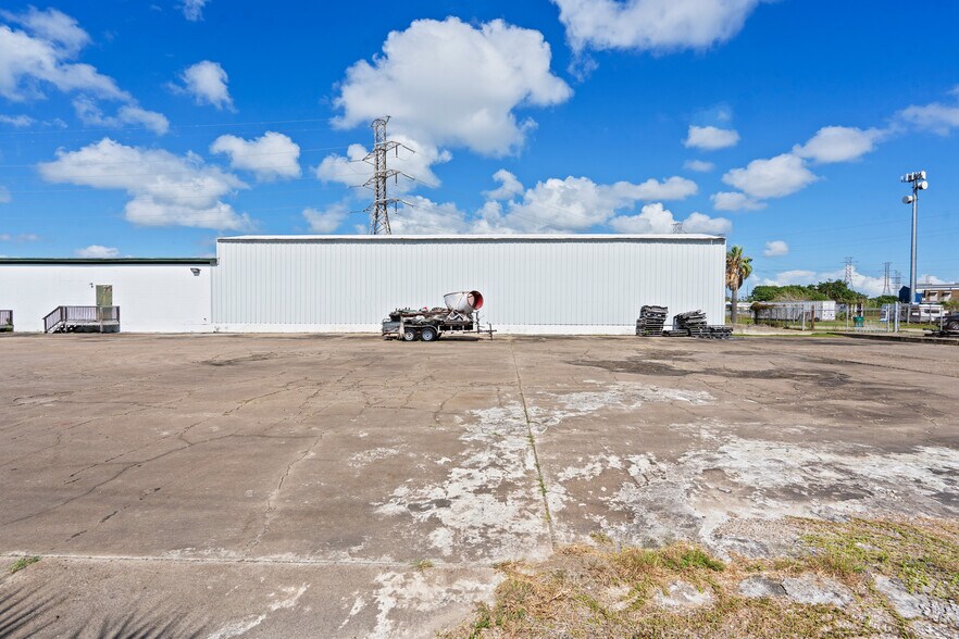 More Photos Of 8602 Broadway St, Galveston Warehouse For Sale