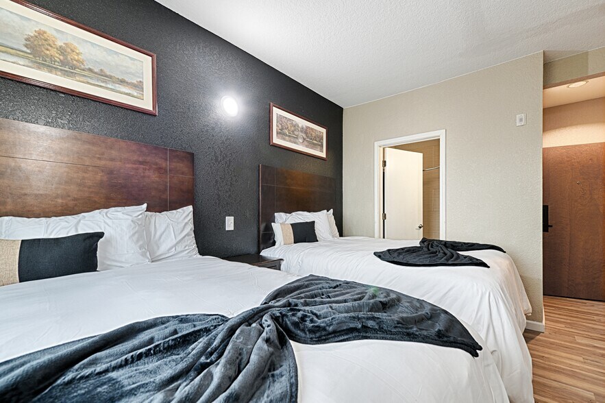 More Photos Of 110 S Main, Dilley Hotel For Sale