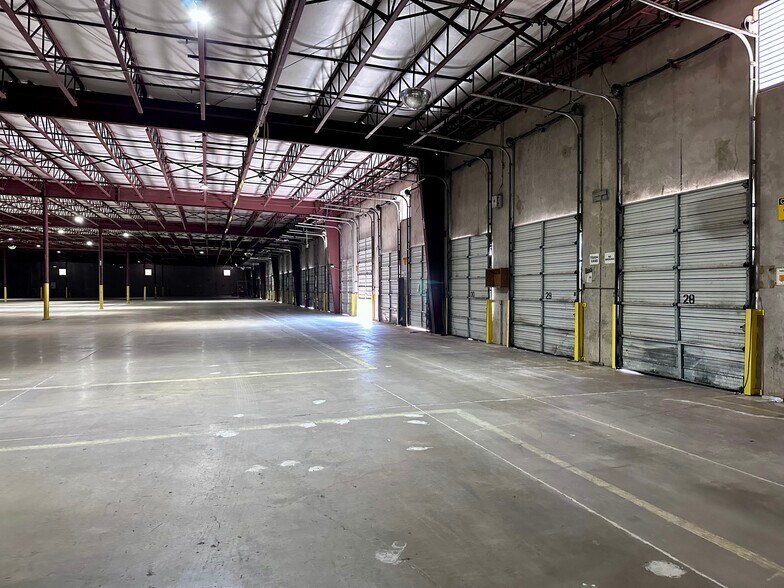 More Photos Of 12018 Auburn Rd, Laredo Distribution For Lease