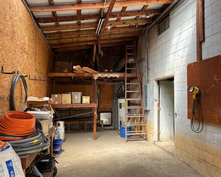 More Photos Of 515 S Noble St, Anniston Light Distribution For Sale