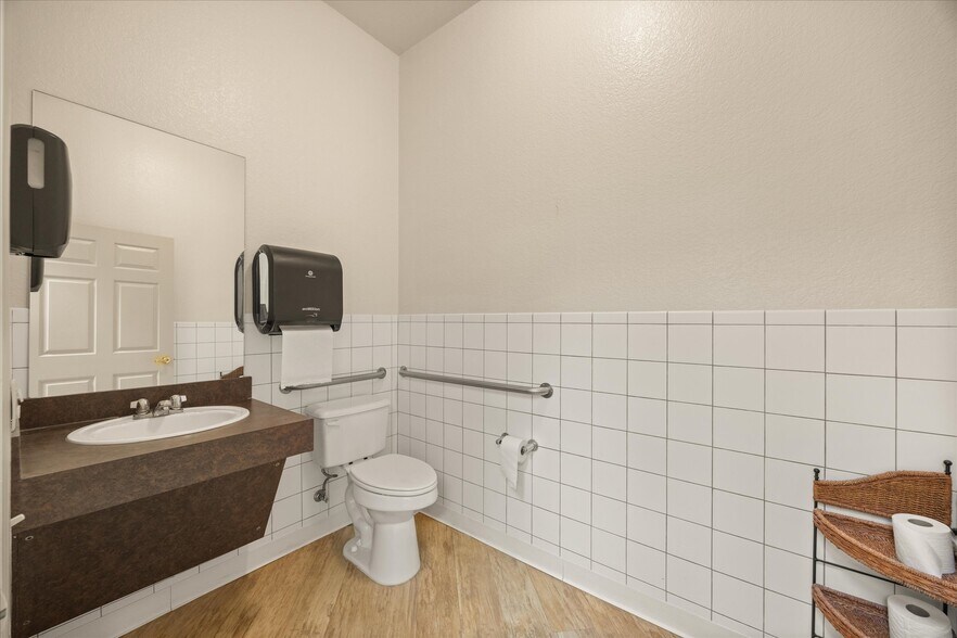 More Photos Of 1305 Paluxy Rd, Granbury Medical For Sale