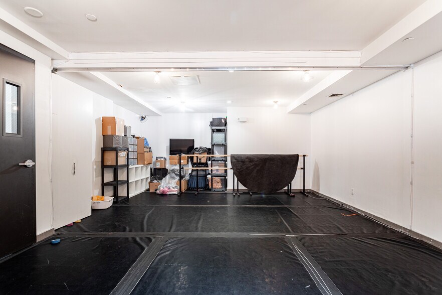 More Photos Of 573 Metropolitan Ave, Brooklyn Office For Lease