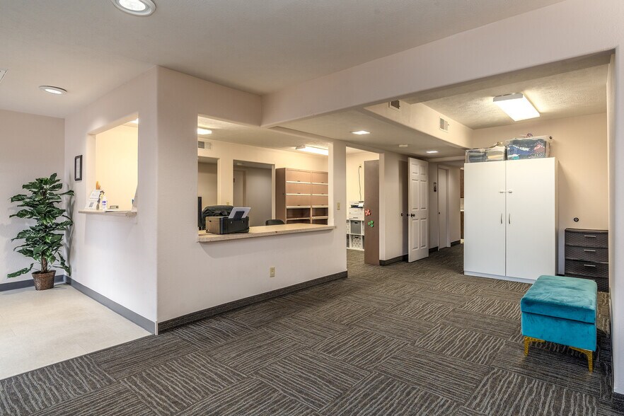 More Photos Of 808 W Prairie St, Marion Office For Sale