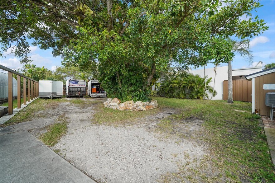 More Photos Of 342 N Orlando Ave, Cocoa Beach Light Manufacturing For Sale