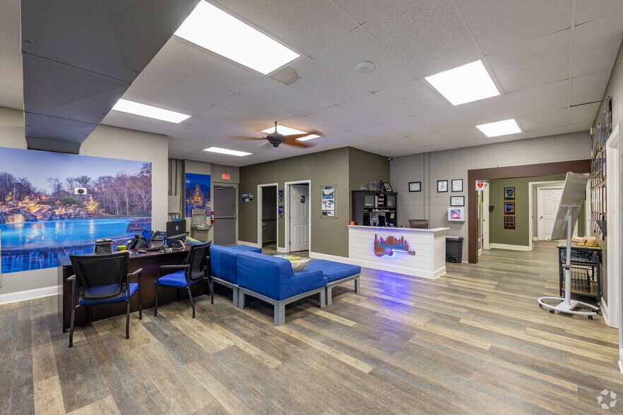 More Photos Of 2526-2530 Duplex Rd, Spring Hill Showroom For Sale