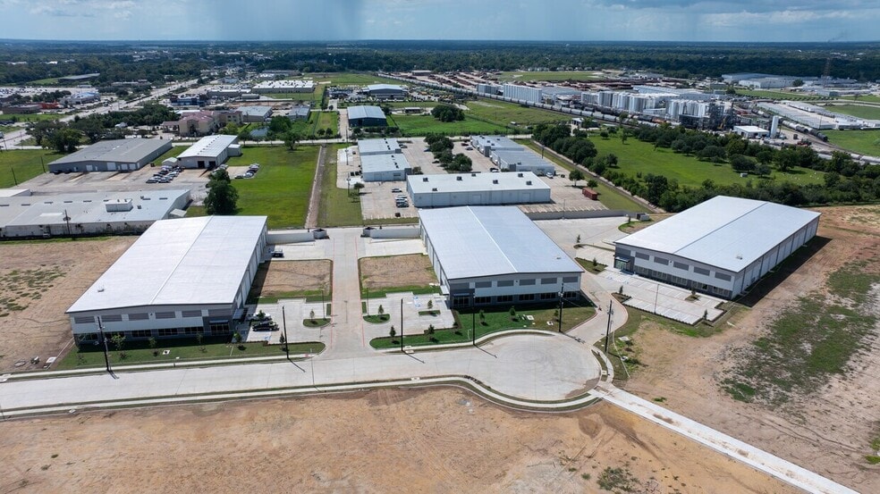 More Photos Of 0 N Main St, Pearland Distribution For Sale