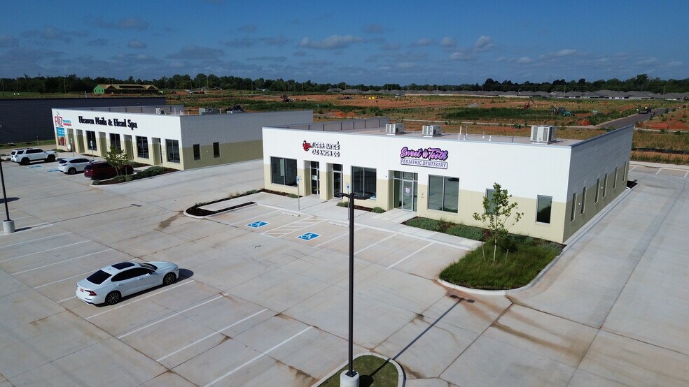 More Photos Of 2725-2801 S Mustang Rd, Yukon Storefront For Lease