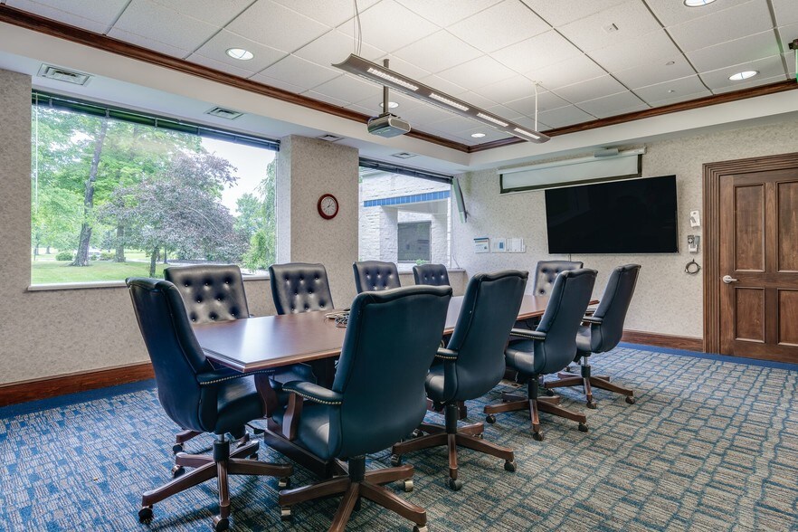 More Photos Of 3825 Columbus Rd, Granville Business Park For Lease