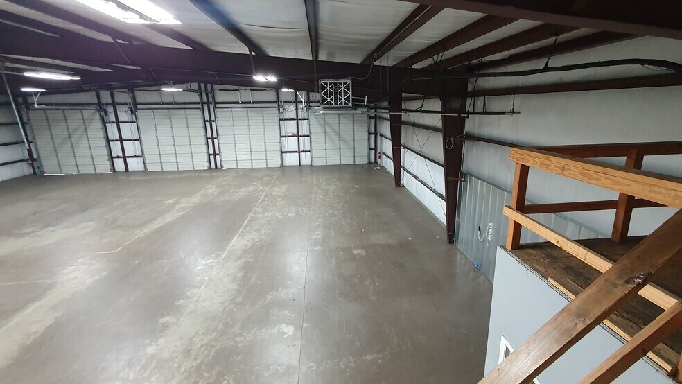 More Photos Of 7511 Oak Bluff Dr, Magnolia Warehouse For Lease