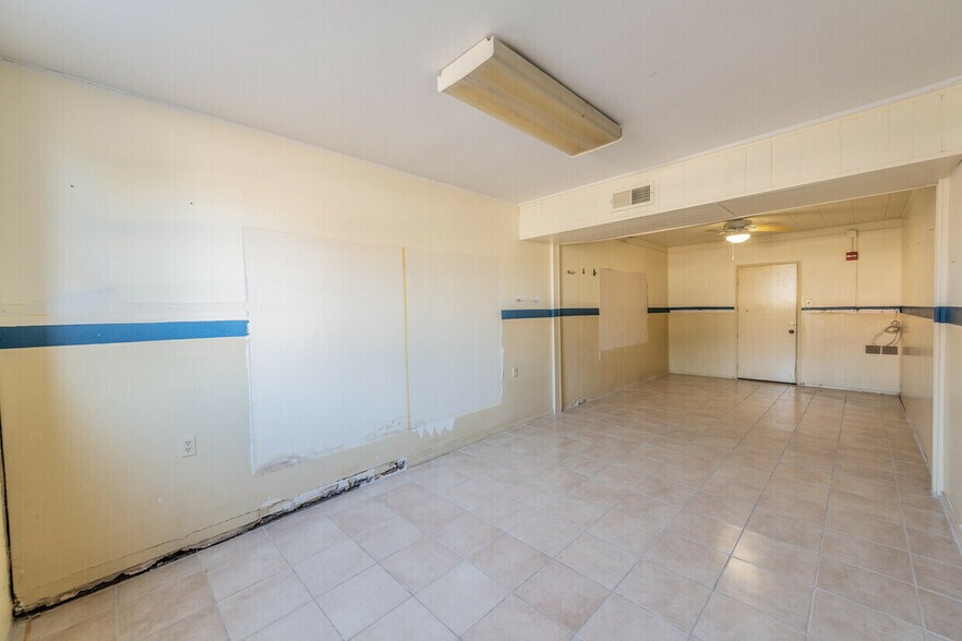 More Photos Of 910 Manor Dr, San Antonio Storefront For Lease