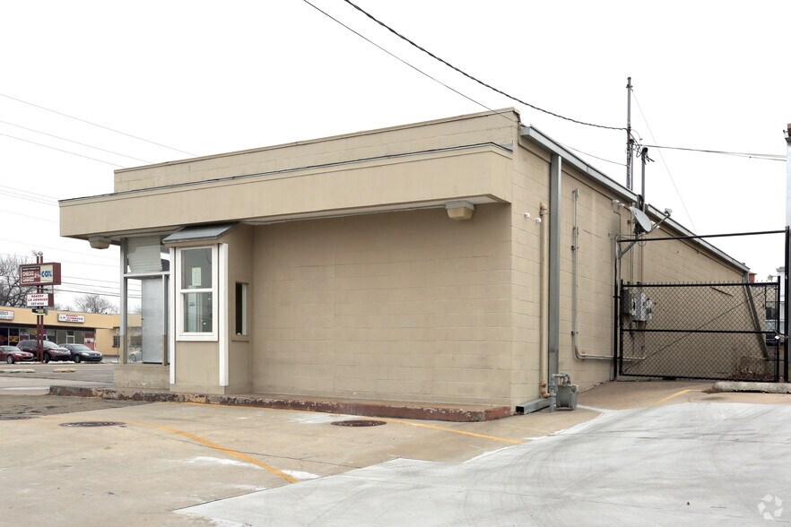 More Photos Of 2604 E 11th St, Tulsa Freestanding For Lease