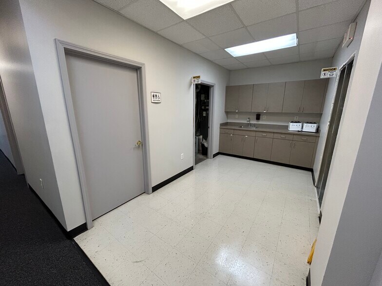 More Photos Of 1230 E Kingsley St, Springfield Medical For Lease