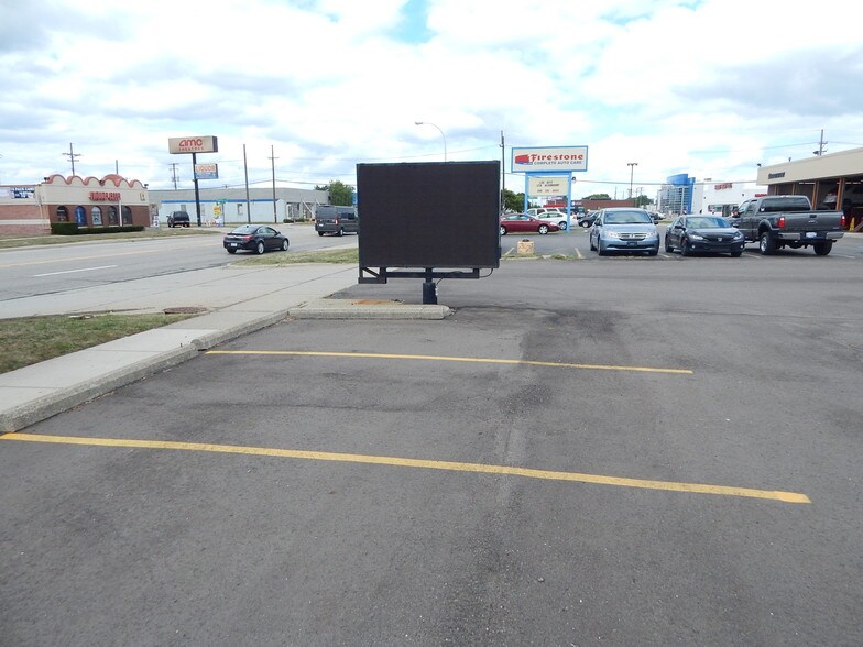 More Photos Of 32600 John R Rd, Madison Heights Freestanding For Lease