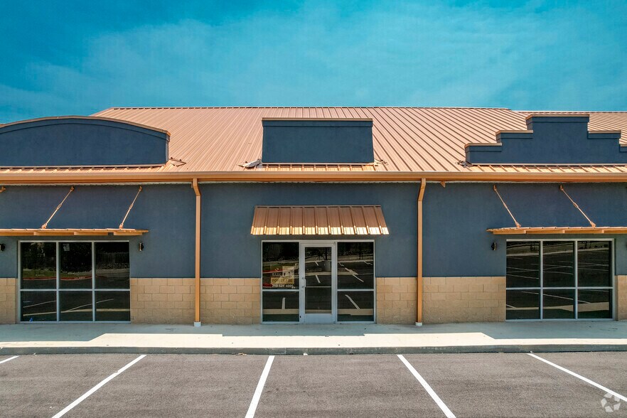 More Photos Of 2009 S Walnut Ave, New Braunfels Storefront For Lease