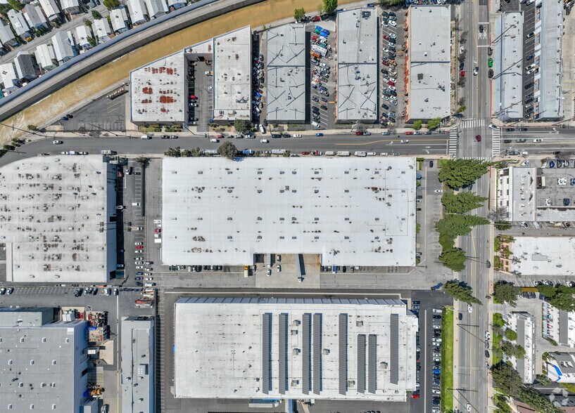 More Photos Of 21350 Lassen St, Chatsworth Warehouse For Lease