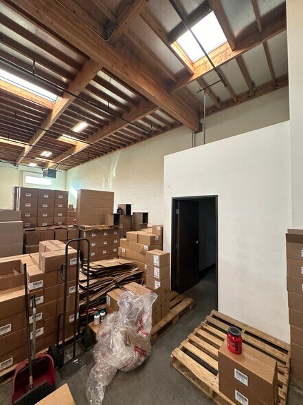 More Photos Of 7655 Kester Ave, Van Nuys Warehouse For Lease