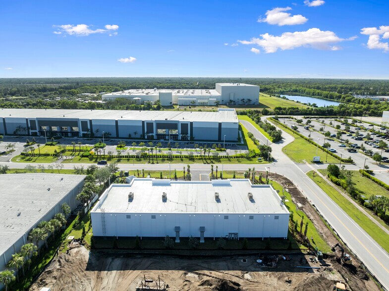 More Photos Of 14701 Walgreens Dr, Jupiter Warehouse For Lease