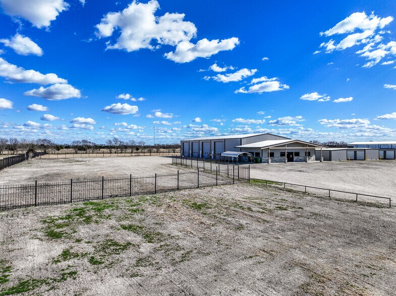 More Photos Of 11639 E US Highway 175, Kemp Flex For Lease