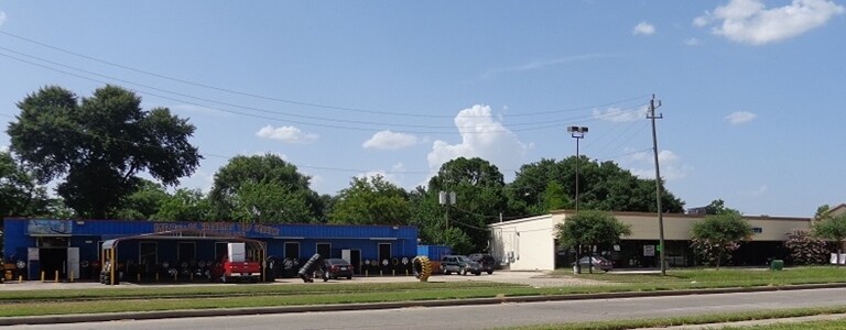 More Photos Of 1398 W Gulf Bank, Houston Storefront For Lease