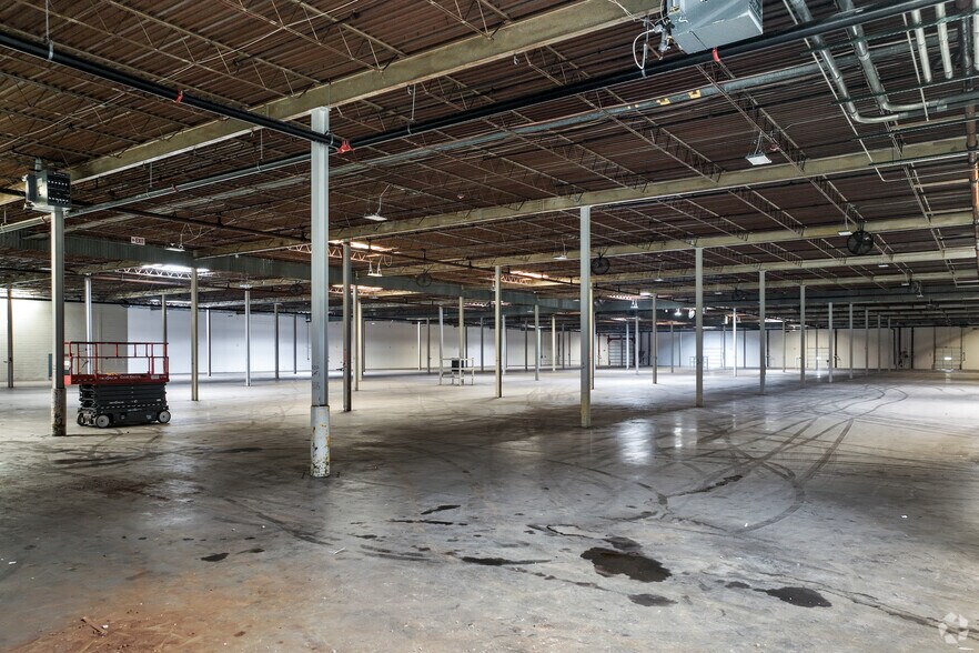 More Photos Of 1810 Kelly Blvd, Carrollton Warehouse For Lease