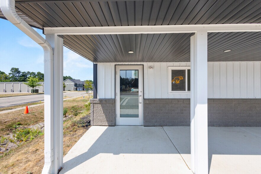 More Photos Of 390 Progress Dr, Cottage Grove Veterinarian Kennel For Sale