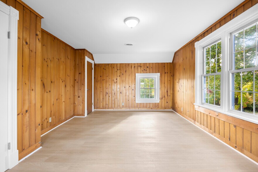 More Photos Of 267 Wolf Rd, Latham Office For Lease