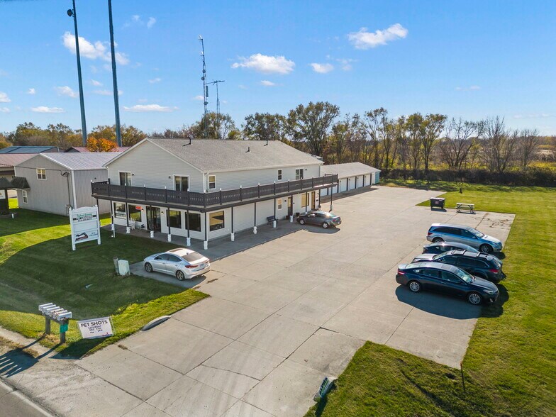 More Photos Of 645 E Lasalle St, Somonauk Showroom For Lease